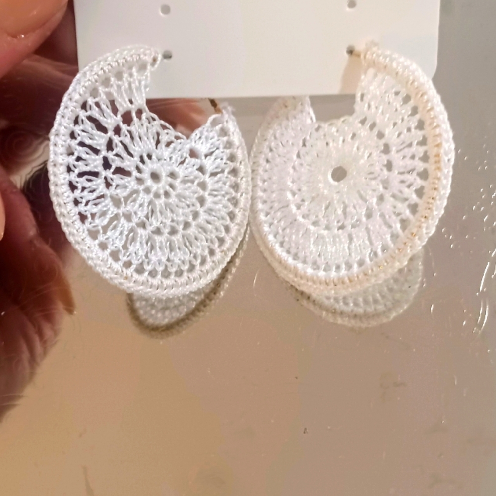 White Crochet, Goltone, Boho hoops. NWT 🔥